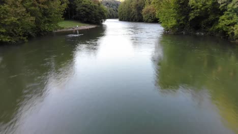 el dron se mueve rápidamente sobre un río mientras se eleva lentamente