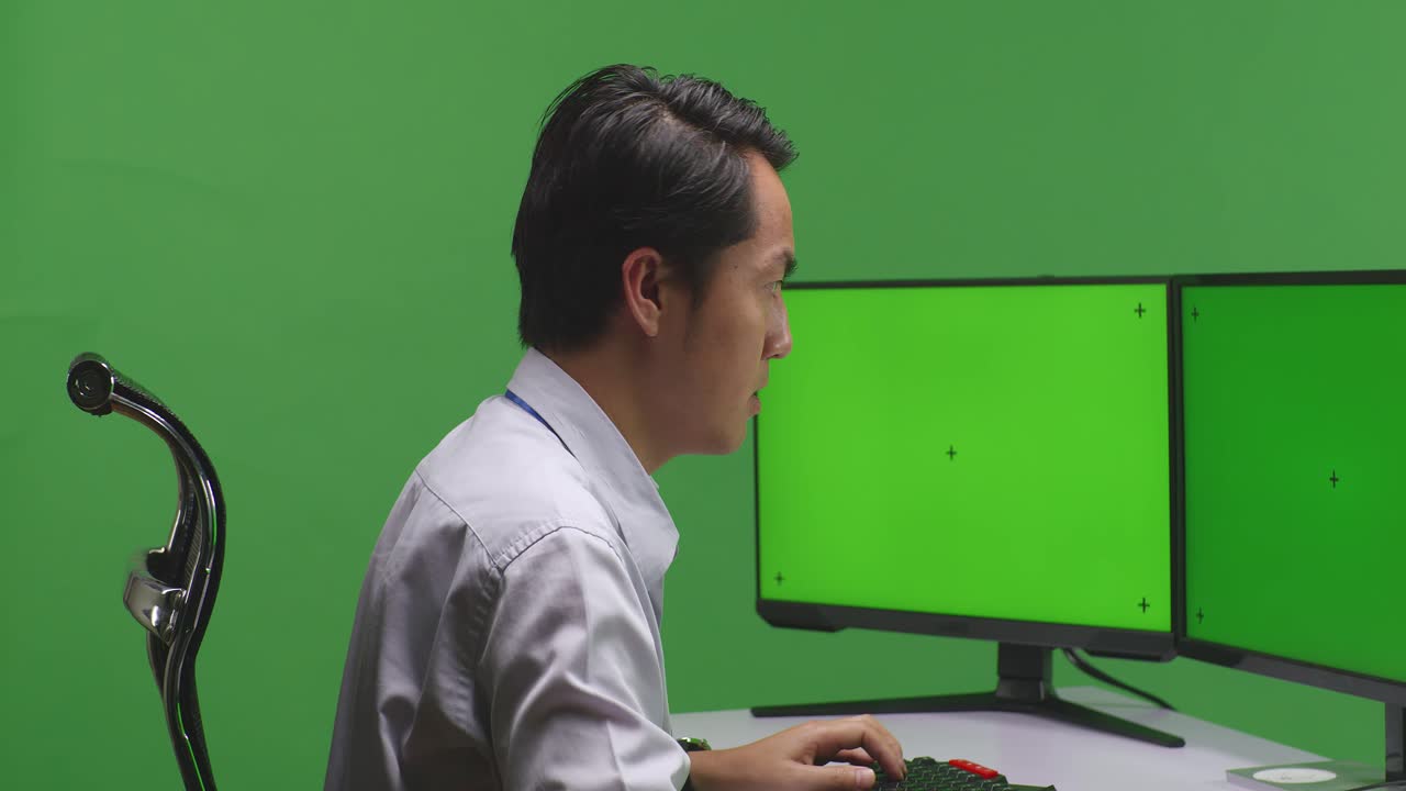 성공을 축하하는 행복한 사업가