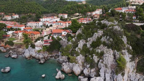 Luftaufnahme-Des-Dorfes-Loutra-Auf-Den-Klippen-Und-Am-Meer-Von-Chalkidiki