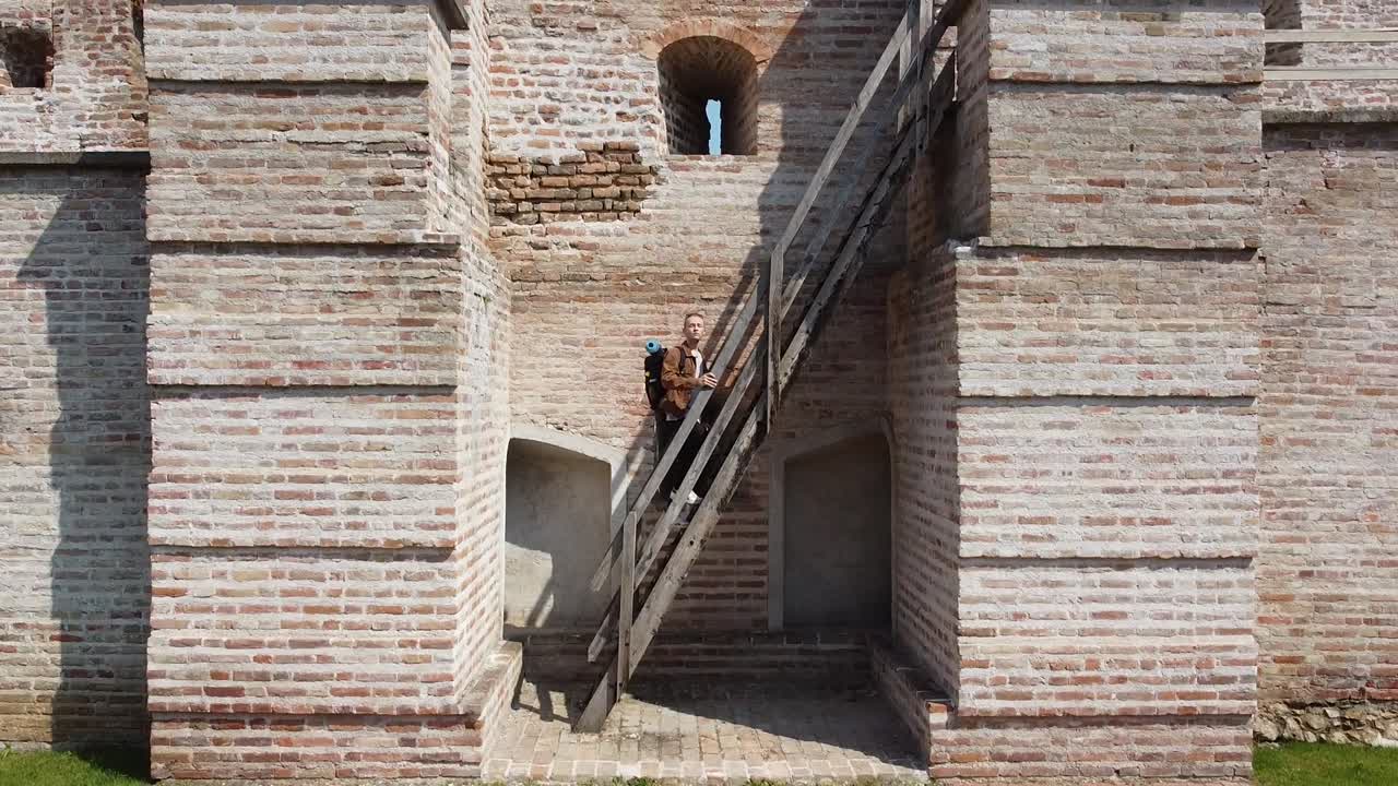 subir escaleras empinadas en las murallas de la ciudad medieval camino al éxito viajar