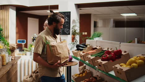 Hombre-Compra-Verduras-De-Origen-ético