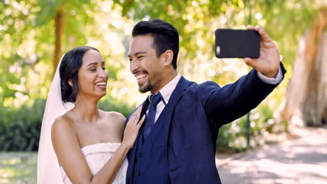 Fröhliche-Hochzeit,-Braut-Und-Bräutigam-Mit-Selfie