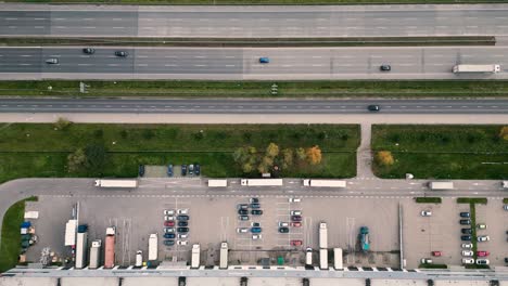 almacenes, gran centro logístico cerca de la autopista, vista de un gran número de remolques y contenedores de carga, transporte internacional de carga, vista aérea
