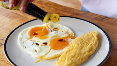 huevos y tortilla sazonados con salsa