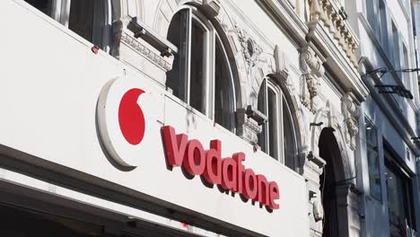 el letrero de la tienda de vodafone