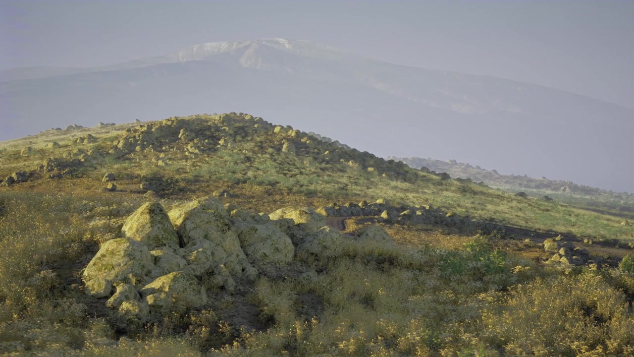 Valle tranquilla con pendii verdi, cime distanti e un'atmosfera rilassante