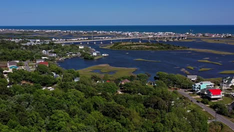 Schöne-Wohngegend-Mit-Salzwiesen-In-Jacksonville,-North-Carolina,-Surf-City-Bridge