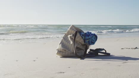 Video-De-Una-Bolsa-Con-Equipo-De-Playa-Tirado-En-La-Arena-De-La-Playa.