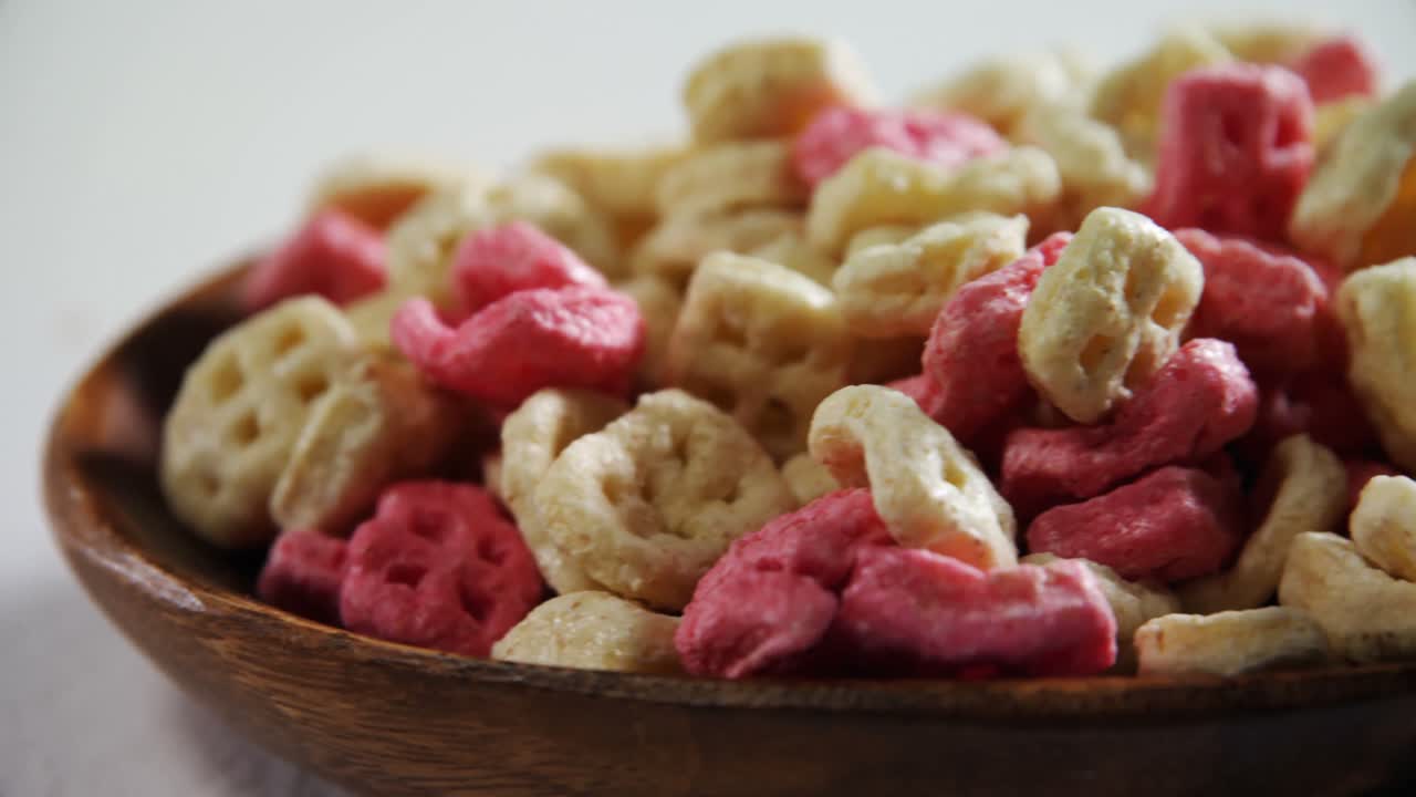 cereal de panal de miel en un cuenco 4k