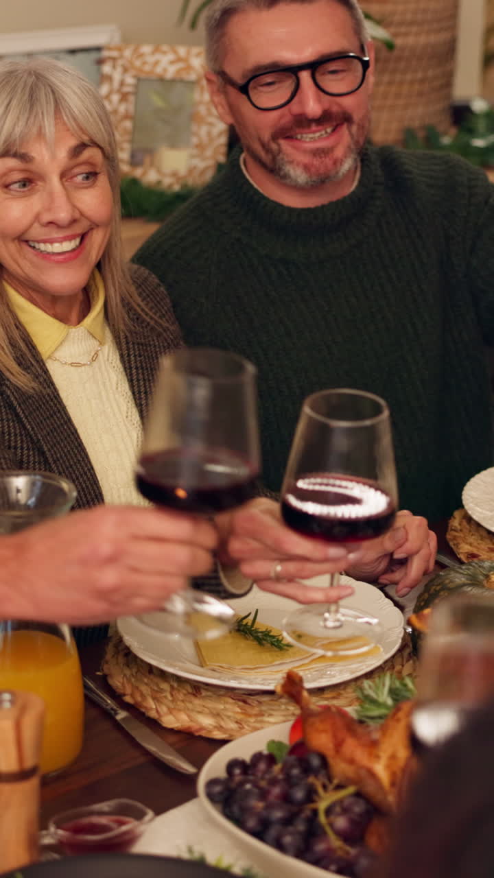Famiglia felice e amici che brindano con il vino a cena