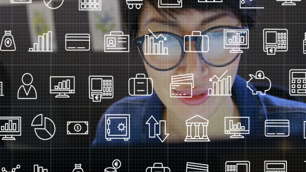 Abrindo o laptop, analista de dados monitorando gráficos de streaming e ícones de calculadora que rastreiam tendências