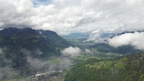 Fronalpstock-Glarus-Suiza-Vista-Aérea-Suave-Muy-Por-Encima-Del-Pueblo-Y-Las-Nubes