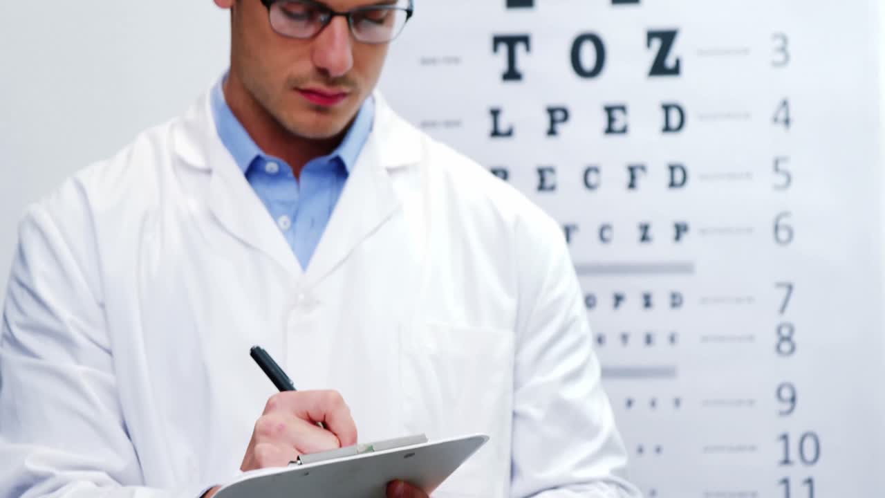 optometrista che scrive su una cartellina