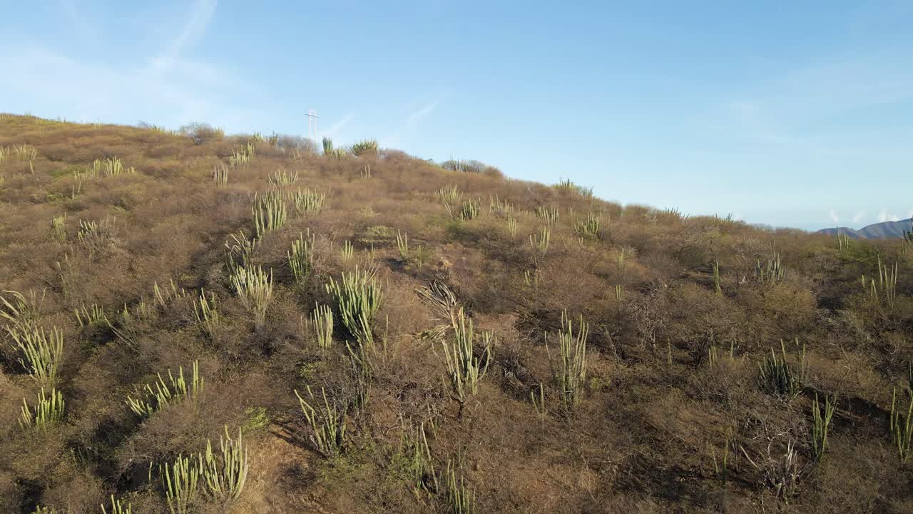 drones recorren la superficie de las áridas montañas costeras para revelar el paisaje urbano de la costa de santa marta, colombia