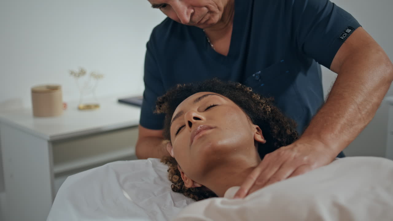 médico haciendo masaje manual en la clínica de salud. rostro del paciente en primer plano
