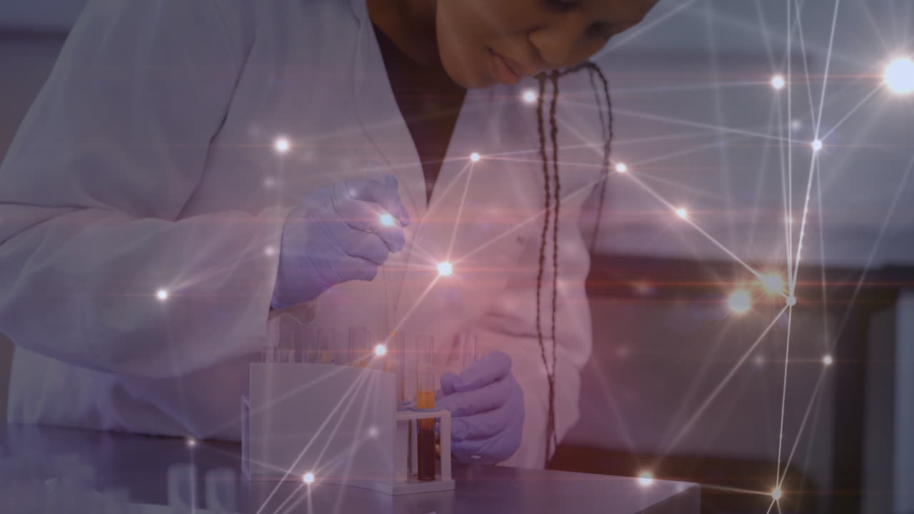animación de la red de conexiones sobre una trabajadora de laboratorio afroamericana