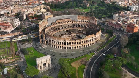 Vista-Aérea-De-Drones-Voladores-Del-Coliseo-O-Coliseo-Con-Ruinas,-Roma,-Italia