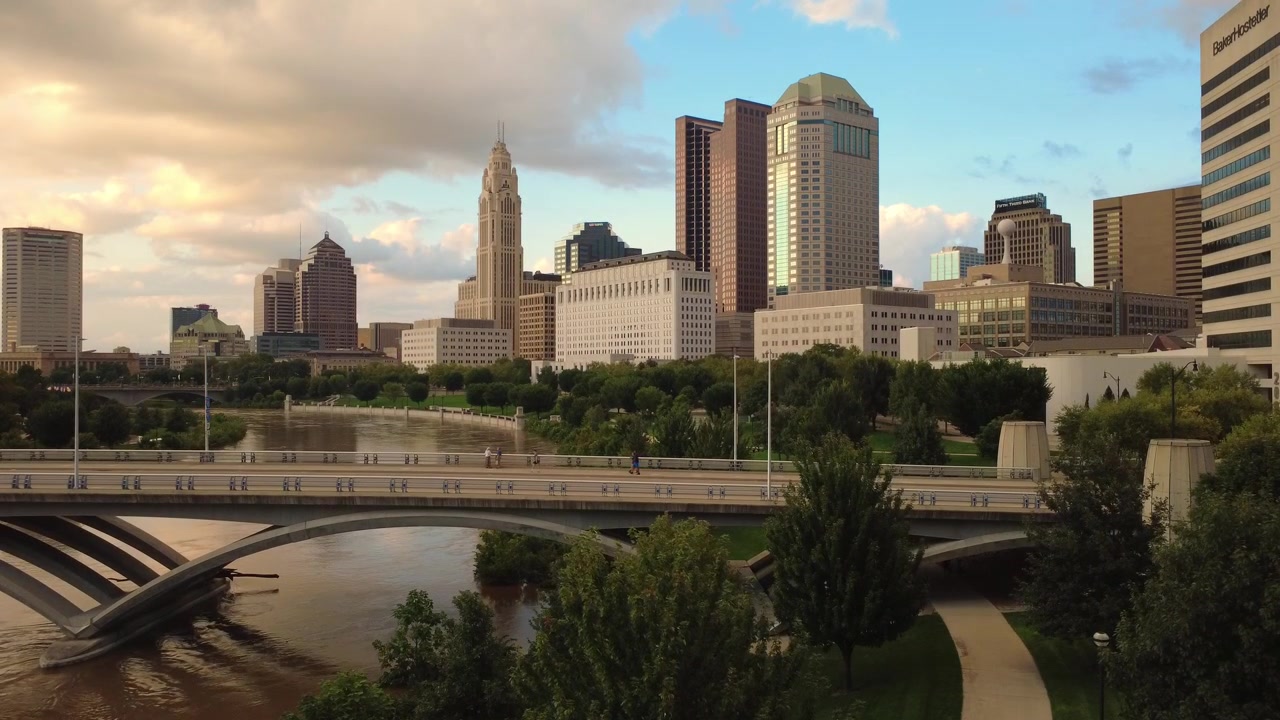 Ripresa con drone dello skyline di Columbus, Ohio, con la LeVeque Tower, l'Ohio Supreme Court Building e la Vern Riffe State Office Tower