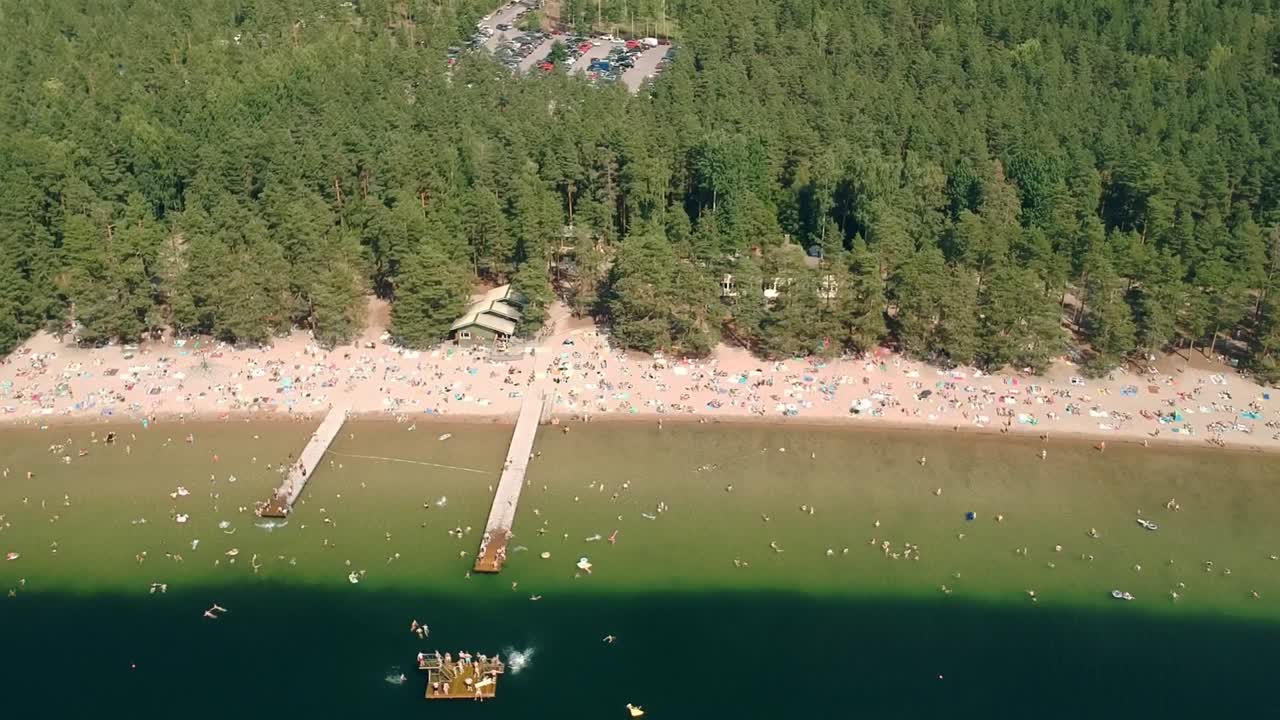 вид с воздуха на эстакадные причалы пляжа хельсинки летом