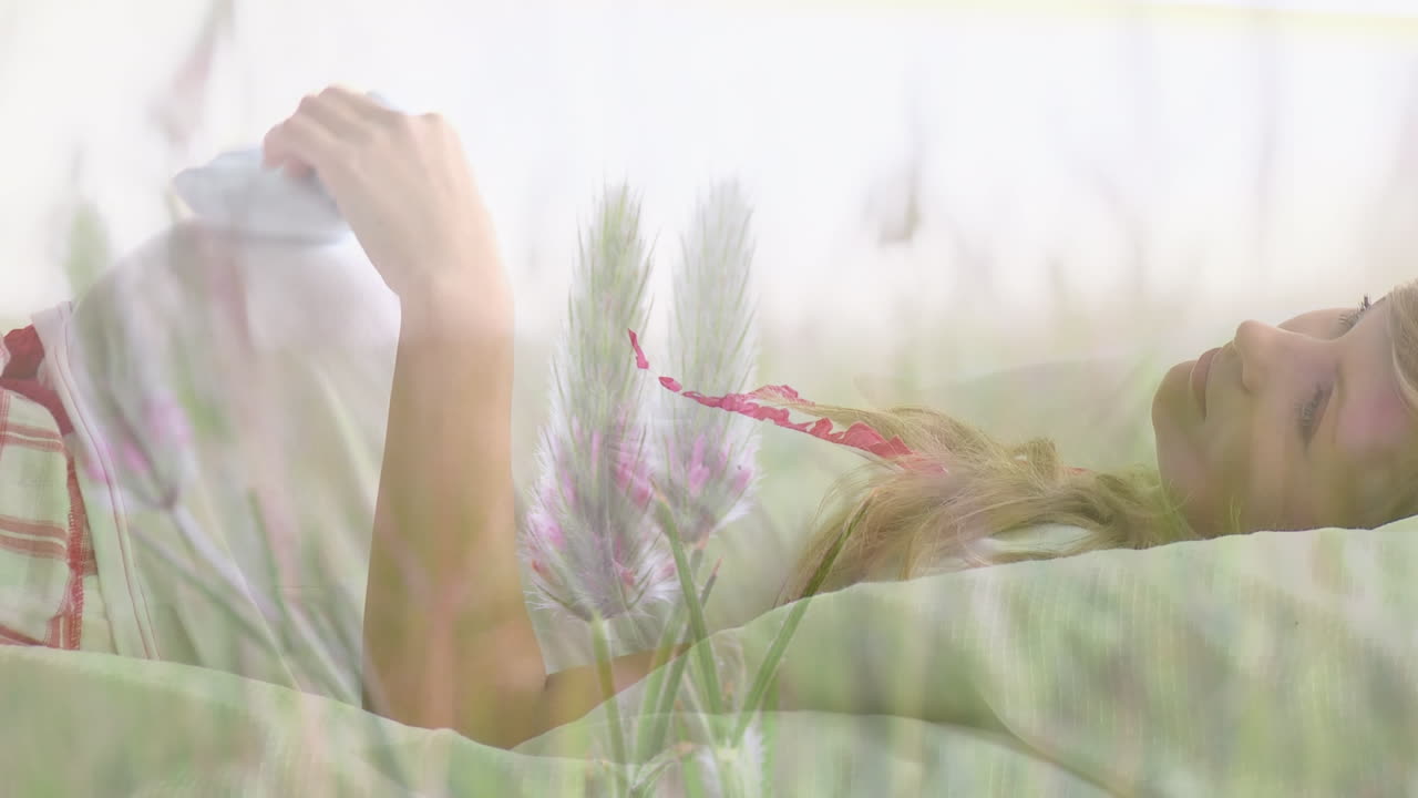 아기 신발을 입은 행복한 백인 임신한 여성의 잔디의 애니메이션