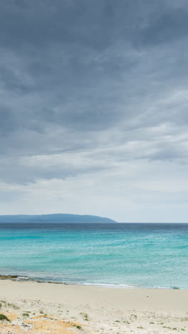 Wilder-Strand-In-Griechenland-In-Vertikaler