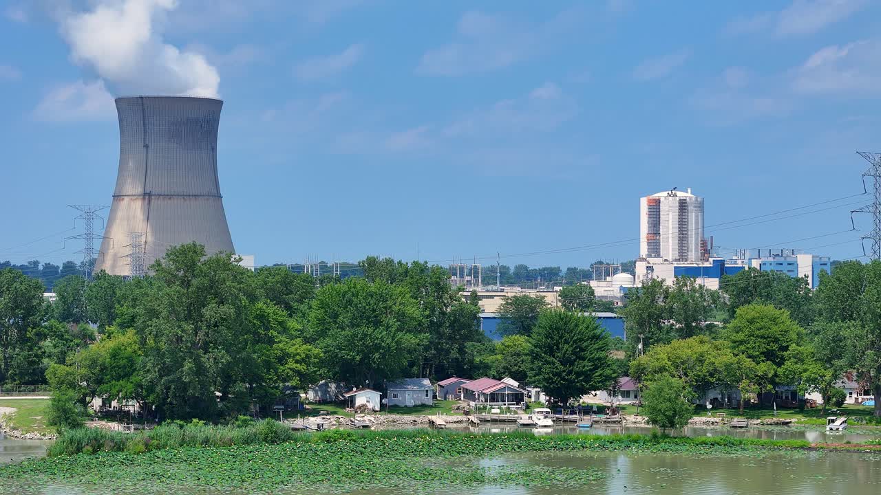 デービス・ベッセ原子力発電所の冷却塔と格納容器、近隣の住宅、オハイオ州オークハーバー、アメリカ。