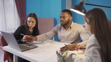 Kollegen-Verschiedener-Ethnien-Führen-Ein-Brainstorming-Zum-Projekt-Durch.