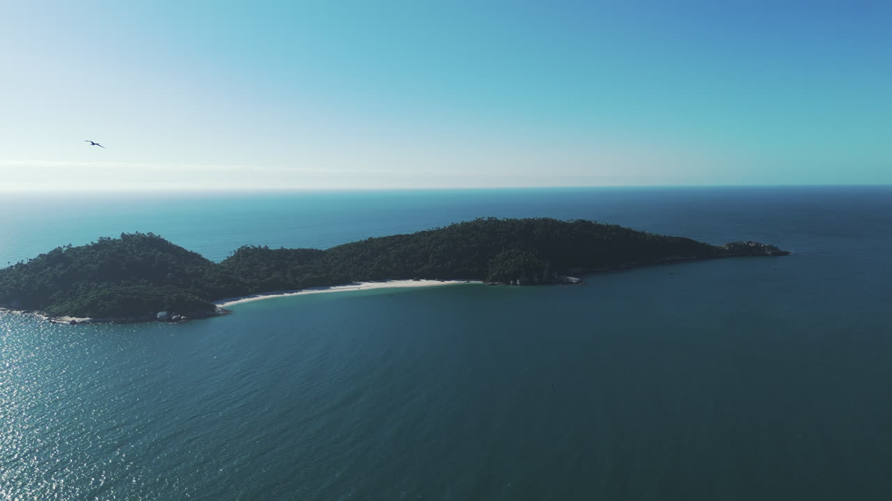 웅장한 페체 섬은 브라질 해안에서 대서양에서 자랑스럽게 아 있습니다.