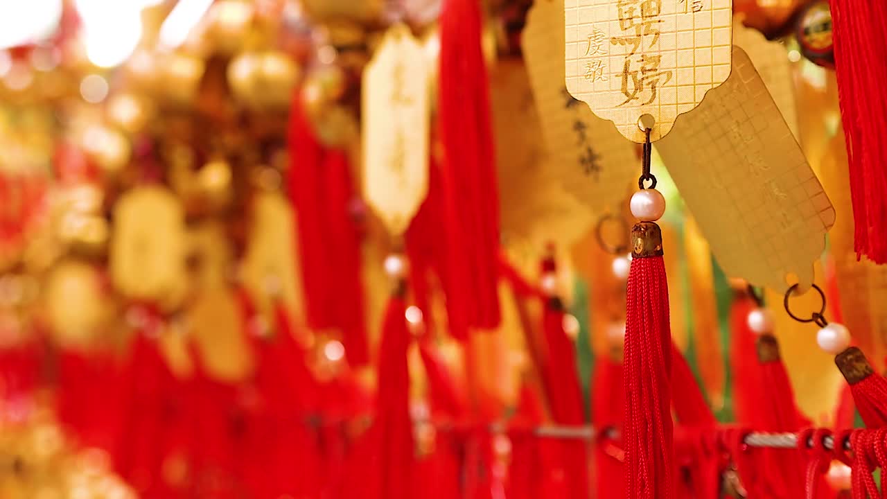 vibrantes decoraciones rojas y doradas en hong kong