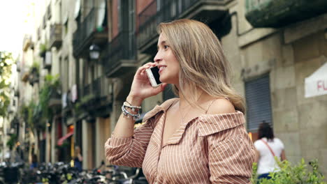 Retrato-De-Mujer-Sonriente-Hablando-Por-Teléfono-Móvil.-Cerrar-Linda-Chica-Haciendo-Llamada