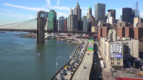 Die-Brooklyn-Bridge-East-River-Und-Der-Fdr-Parkway-An-Einem-Klaren,-Sonnigen-Tag-In-New-York-City-6