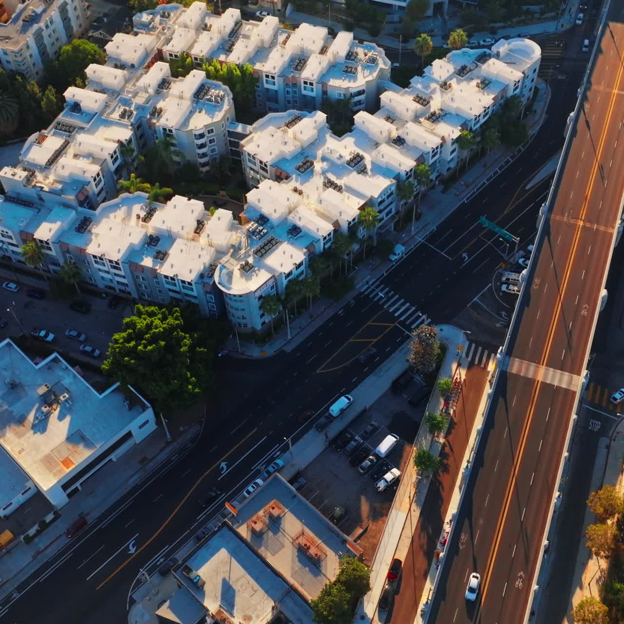 Bela área residencial em Los Angeles, Califórnia, EUA. Vista superior do bairro com blocos de apartamentos e estradas