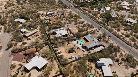 Tucson,-Arizona,-Vista-Aérea-V3,-Vista-Aérea,-Paso-Elevado,-Vecindario-De-Casas-Adobes,-Captura-De-Casas-Catalinas,-Inclinación-Hacia-Arriba-A-Lo-Largo-De-La-Carretera-De-Naranjos-Hacia-El-Paisaje-Montañoso-Del-Desierto---Filmado-Con-Cine-Mavic-3---Marzo-De-2022