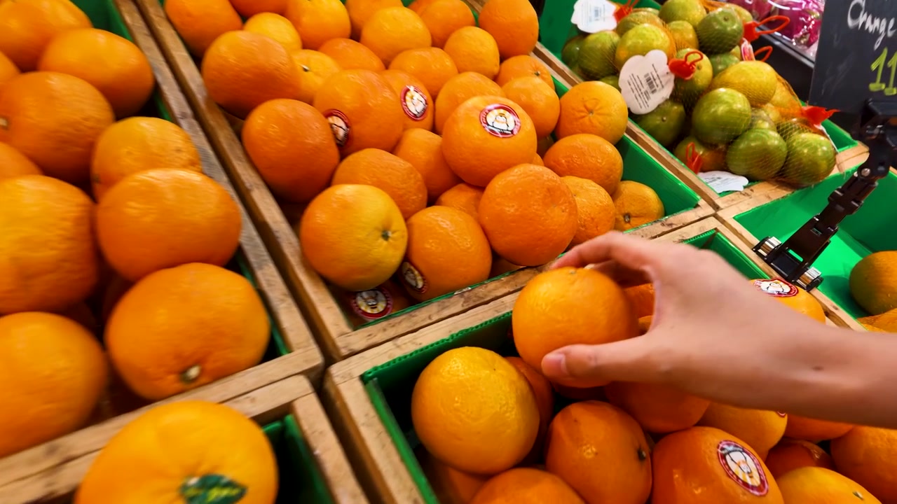 Cliente Selecionando Laranjas Frescas em um Supermercado