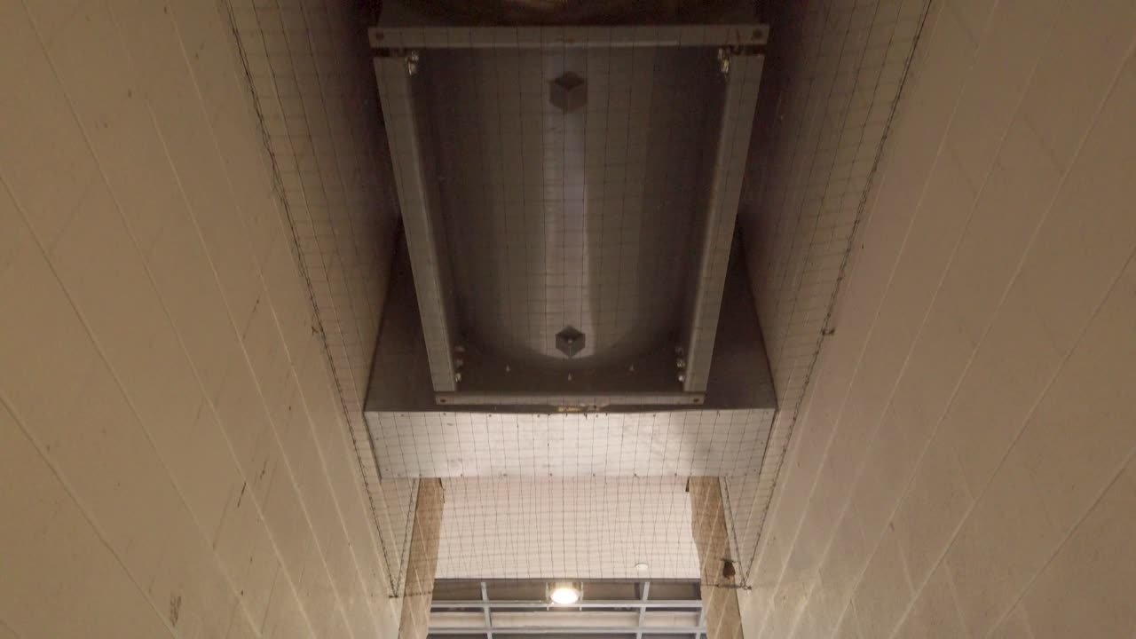 conductos de aire acondicionado de ventilación de calefacción hvac en el pasillo del estacionamiento subterráneo que conduce a las escaleras y otros niveles