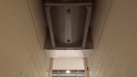 Conductos-De-Aire-Acondicionado-De-Ventilación-De-Calefacción-Hvac-En-El-Pasillo-Del-Estacionamiento-Subterráneo-Que-Conduce-A-Las-Escaleras-Y-Otros-Niveles