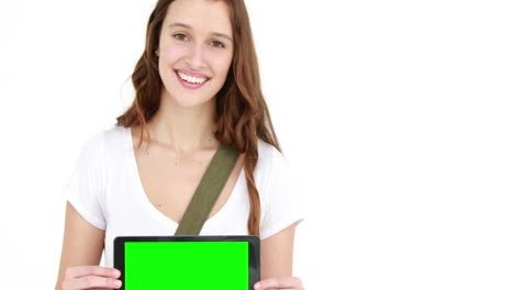 una mujer muy sonriente mostrando una tableta.