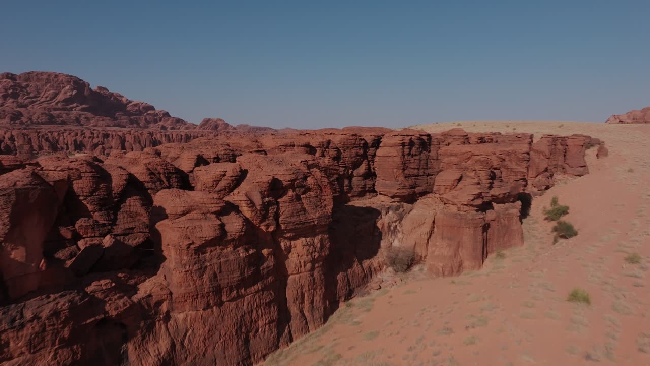 Montagne nel deserto del Sahara, veduta aerea con drone di rocce rosse nelle dune.