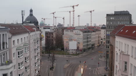 Antena:-Vuelo-Lento-A-Través-De-La-Calle-Vacía-Del-Barrio-Central-De-Berlín-Casi-Sin-Gente-Ni-Coches-Durante-El-Coronavirus-Covid-19-En-Un-Día-Nublado