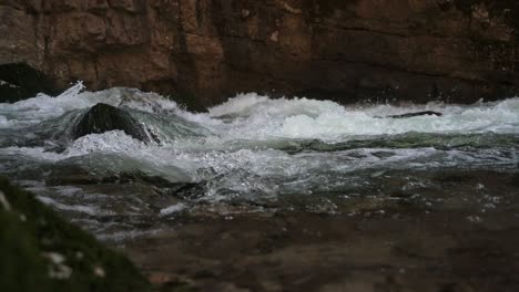 Agua-Que-Fluye-Sobre-Rocas-En-Rakov-Skocjan