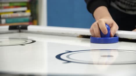 persona jugando al hockey aéreo