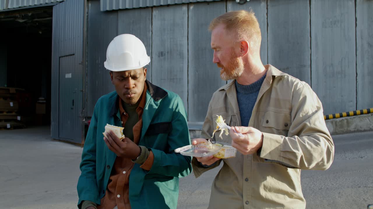 trabajadores disfrutando de la pausa del almuerzo en una fábrica