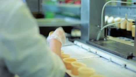 trabajador de fábrica en la línea de producción de helados, fábrica de alimentos, fabricación de alimentos
