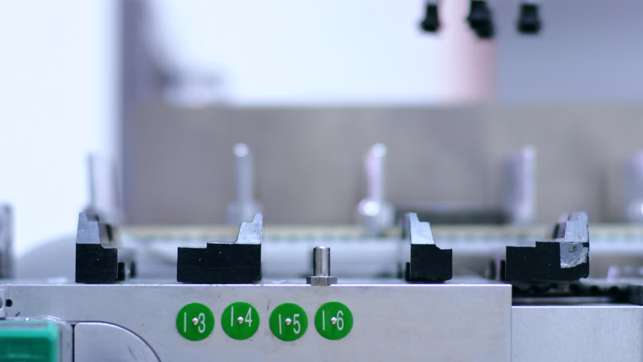 línea de producción farmacéutica. paquete de medicamentos en la línea de fabricación en la planta