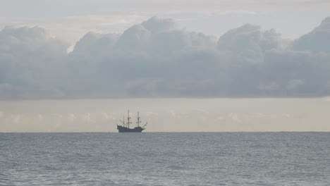 Réplica-De-Galeón-Andaluza-Del-Siglo-XVI-Navegando-En-La-Distancia-En-El-Mar-Mediterráneo-En-Un-Hermoso-Día-Nublado-Al-Amanecer