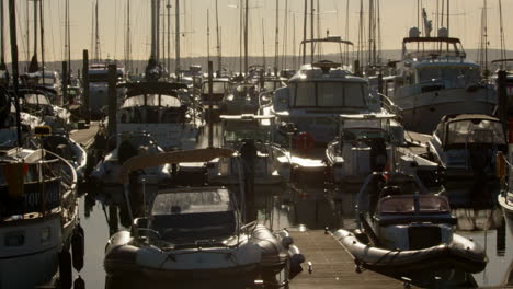 Silhouettenaufnahme-Von-Booten-Und-Yachten-In-Der-Marina-Von-Lymington