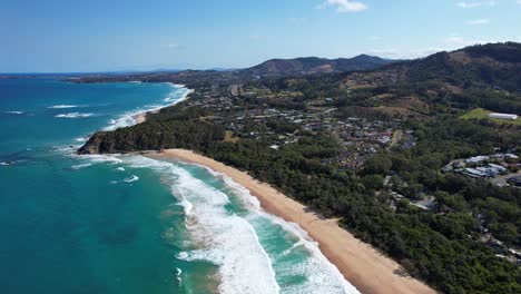 Playa-De-Zafiro-Y-Promontorio-De-Acantilado-Blanco-En-Nueva-Gales-Del-Sur,-Australia-Durante-El-Verano---Toma-Aérea-De-Drones