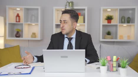 el trabajador de oficina en casa se está enojando.