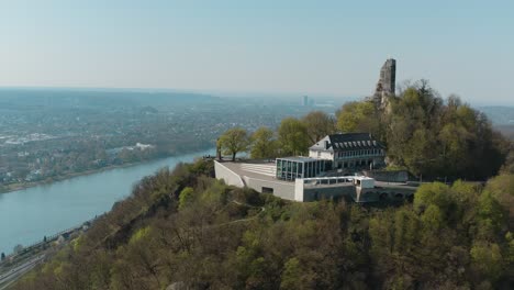 무인 항공기 - bonn - königswinter 30p 근처의 강 라인 siebengebirge와 폐허 drachenfels의 공중 샷