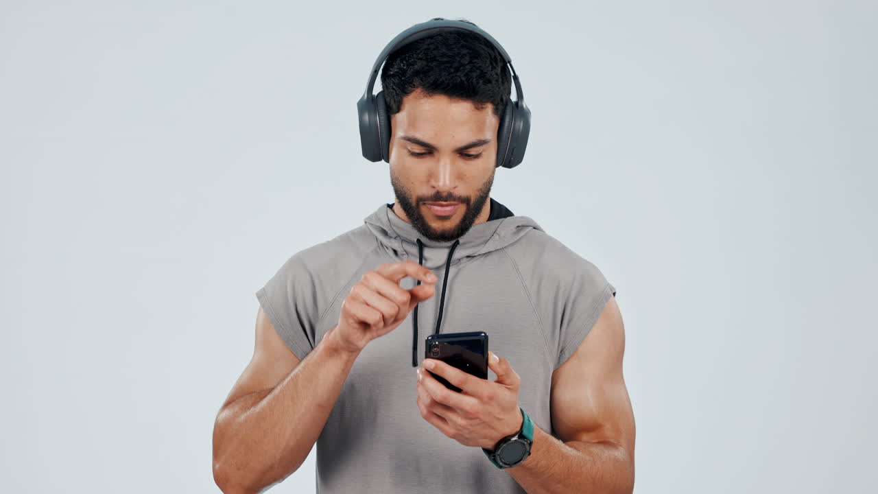 hombre, auriculares y teléfono inteligente con música